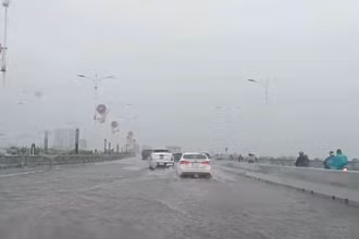 Một số đoạn trên cầu Vĩnh Tuy 2 bị ngập nước sau cơn mưa lớn.