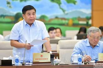 Bộ trưởng Kế hoạch và Đầu tư Nguyễn Chí Dũng trình bày tờ trình dự án Luật. (Ảnh: DUY LINH)