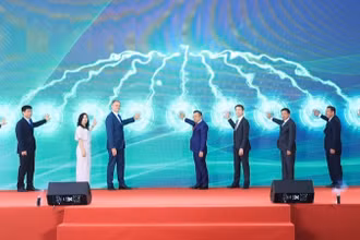 Các đại biểu bấm nút chính thức vận hành thương mại đoạn trên cao đường sắt đô thị Nhổn-ga Hà Nội.