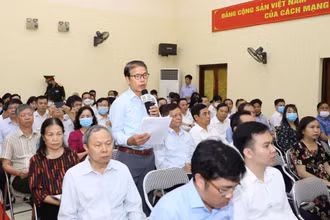 Cử tri quận Hoàng Mai nêu kiến nghị tại buổi tiếp xúc cử tri. Ảnh: Duy Linh.