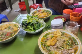 Ba bát bún riêu bị bán với giá 1,2 triệu đồng hôm mùng 1 Tết.