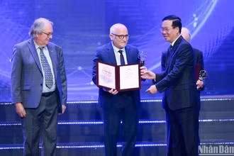 Chủ tịch nước Võ Văn Thưởng trao cúp và chứng nhận cho các nhà khoa học là chủ nhân của Giải thưởng chính VinFuture 2023.
