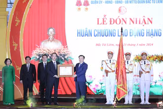 Bí thư Thành ủy Hà Nội trao Huân chương Lao động hạng Nhì cho quận Bắc Từ Liêm.