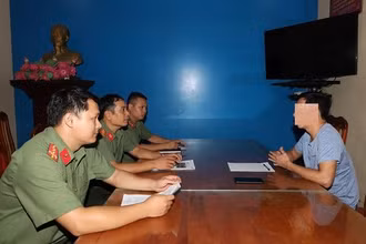 Cơ quan Công an làm việc với đối tượng Nguyễn Kiên Quyết. (Ảnh: Công an Hà Nam cung cấp)