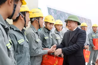 Đồng chí Đinh Tiến Dũng chúc Tết và tặng quà công nhân trên công trường xây dựng đường Vành đai 4 – Vùng Thủ đô Hà Nội tại xã Đình Dù, huyện Văn Lâm (tỉnh Hưng Yên).