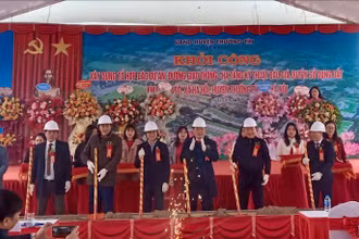 Các đại biểu thực hiện khởi công tổ hợp năm dự án tại xã Hà Hồi, huyện Thường Tín.