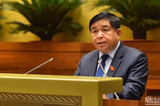 Bộ trưởng Kế hoạch và Đầu tư Nguyễn Chí Dũng trình bày Tờ trình tóm tắt dự án Luật. (Ảnh: THỦY NGUYÊN)