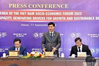 Chủ nhiệm Ủy ban Kinh tế của Quốc hội Vũ Hồng Thanh phát biểu tại họp báo. (Ảnh: DUY LINH)