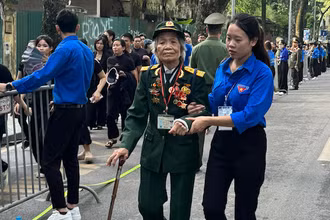 Đoàn viên, thanh niên hỗ trợ người cao tuổi vào viếng Tổng Bí thư Nguyễn Phú Trọng.