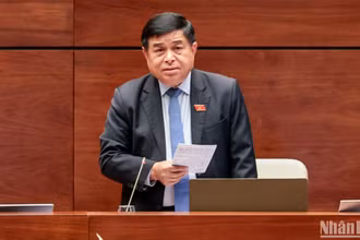 Bộ trưởng Kế hoạch và Đầu tư Nguyễn Chí Dũng phát biểu giải trình, làm rõ một số vấn đề đại biểu Quốc hội nêu trong phiên thảo luận chiều 25/5. (Ảnh: DUY LINH)