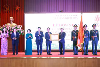 Bí thư Thành ủy Hà Nội Đinh Tiến Dũng thay mặt lãnh đạo Đảng, Nhà nước trao Huân chương Độc lập hạng Nhất cho Ủy ban Kiểm tra Thành ủy Hà Nội.