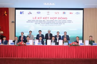 Quang cảnh lễ ký kết hợp đồng. (Ảnh: EVN) 
