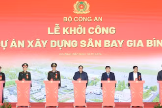 Thủ tướng Phạm Minh Chính và các đồng chí lãnh đạo thực hiện nghi thức khởi công Dự án xây dựng Sân bay Gia Bình. (Ảnh: Trần Hải)