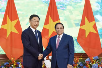 Thủ tướng Phạm Minh Chính và Bí thư Khu ủy Quảng Tây Lưu Ninh. (Ảnh: TRẦN HẢI)