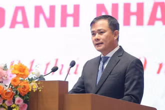 Thiếu tướng Tào Đức Thắng, Chủ tịch kiêm Tổng giám đốc Tập đoàn Công nghiệp - Viễn thông Quân đội (Viettel) phát biểu ý kiến tại cuộc gặp mặt. (Ảnh: TRẦN HẢI)