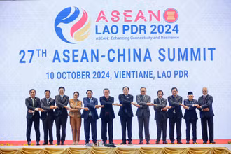 Thủ tướng Phạm Minh Chính và các nhà lãnh đạo tại Hội nghị Cấp cao ASEAN-Trung Quốc lần thứ 27. (Ảnh: Nhật Bắc/VGP)