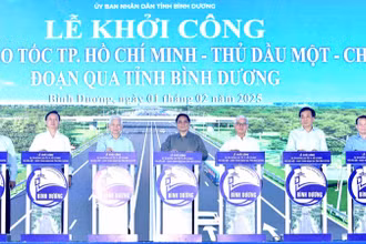Thủ tướng Phạm Minh Chính và các đồng chí lãnh đạo, nguyên lãnh đạo thực hiện nghi thức khởi công dự án. (Ảnh: THANH GIANG)