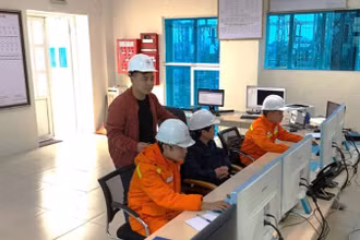 Các đơn vị của EVNNPT phối hợp với các đơn vị liên quan thực hiện đóng điện dự án. (Ảnh: EVN)