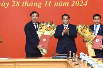 Thủ tướng Phạm Minh Chính tặng hoa chúc mừng Bộ trưởng Tài chính Nguyễn Văn Thắng và Bộ trưởng Giao thông vận tải Trần Hồng Minh. (Ảnh: Trần Hải)