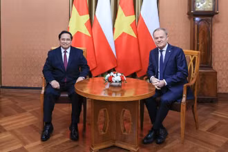 Thủ tướng Phạm Minh Chính và Thủ tướng Ba Lan Donald Tusk gặp hẹp trước hội đàm. (Ảnh: NHẬT BẮC/VGP)