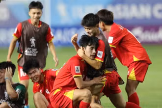 Đội tuyển bóng đá U17 Việt Nam vui mừng gỡ hoà trước đội U17 Nhật Bản. (Ảnh: VFF)
