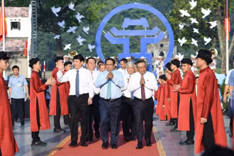Thủ tướng Phạm Minh Chính và các đồng chí lãnh đạo Đảng, Nhà nước, thành phố Hà Nội tới dự chương trình “Ngày hội Văn hóa vì hòa bình”. (Ảnh: Trần Hải)