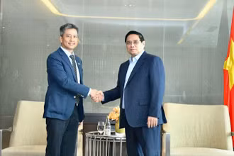 Thủ tướng Phạm Minh Chính và ông Kulachet Dharachandra, Tổng Giám đốc Công ty TNHH Hóa dầu Long Sơn (LSP) .(Ảnh: THANH GIANG)
