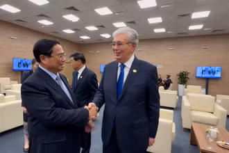 Thủ tướng Chính phủ Phạm Minh Chính và Tổng thống Kazakhstan Kassym-Jomart Tokayev. (Ảnh: Nhật Bắc/VGP)