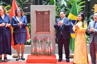 Thủ tướng Phạm Minh Chính và Phu nhân cùng các đại biểu thực hiện nghi thức khánh thành đặt biển kỷ niệm Chủ tịch Hồ Chí Minh tại thành phố Rio de Janeiro (Ảnh THANH GIANG). 