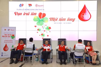 Lãnh đạo Tập đoàn Điện lực Việt Nam (EVN) hiến máu tình nguyện tại sự kiện.
