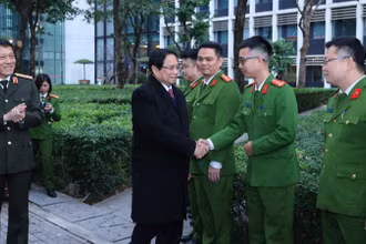 Thủ tướng Phạm Minh Chính tới thăm, động viên cán bộ, chiến sĩ Cục Cảnh sát quản lý hành chính về trật tự xã hội, Bộ Công an. (Ảnh: TRẦN HẢI)