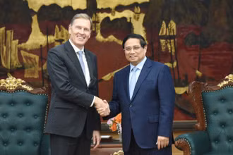Thủ tướng Phạm Minh Chính và ông Wouter Van Wersch, Phó Chủ tịch điều hành quốc tế Tập đoàn Airbus. (Ảnh: TRẦN HẢI)