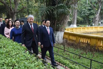 Thủ tướng Phạm Minh Chính và Thủ tướng Kyrgyzstan Adylbek Kasymaliev thăm Nhà sàn Bác Hồ trong Khu Di tích Phủ Chủ tịch. (Ảnh: TRẦN HẢI)