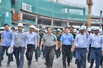 Thủ tướng Phạm Minh Chính đi thị sát hạng mục xây dựng nhà ga chính Cảng hàng không quốc tế Long Thành. (Ảnh: Thanh Giang)