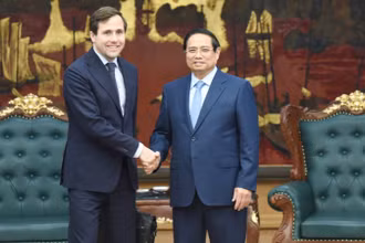 Thủ tướng Chính phủ Phạm Minh Chính và ông Benjamin Dousa, Bộ trưởng Hợp tác phát triển quốc tế và Ngoại thương Thụy Điển. (Ảnh: TRẦN HẢI)