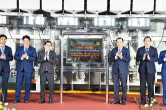 Lãnh đạo Bộ Công thương và Tập đoàn Điện lực Việt Nam thực hiện nghi thức gắn biển công trình. (Ảnh: THANH GIANG)