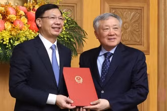 Phó Thủ tướng Thường trực Chính phủ Nguyễn Hòa Bình trao Quyết định bổ nhiệm chức vụ Phó Chủ nhiệm Văn phòng Chính phủ cho ông Phạm Mạnh Cường. (Ảnh: VGP/Nguyễn Hoàng)
