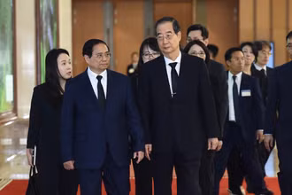 Thủ tướng Phạm Minh Chính và Thủ tướng Hàn Quốc Han Duck-soo. (Ảnh: TRẦN HẢI)