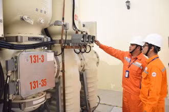 EVNHanoi bảo đảm điện dịp kỷ niệm 48 năm Ngày Giải phóng miền nam, thống nhất đất nước và 137 năm Ngày Quốc tế Lao động (Ảnh: Tiến Hiệp)
