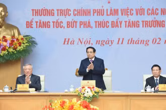 Thủ tướng Phạm Minh Chính chủ trì Hội nghị Thường trực Chính phủ làm việc với các ngân hàng thương mại (Ảnh: TRẦN HẢI). 