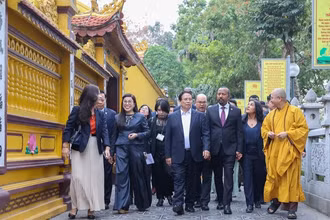 Thủ tướng Phạm Minh Chính giới thiệu với Thủ tướng Ethiopia và Phu nhân về chùa Trấn Quốc. (Ảnh: VGP/Nhật Bắc)