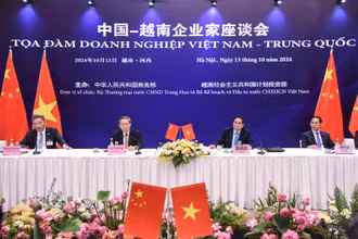 Thủ tướng Phạm Minh Chính và Thủ tướng Trung Quốc Lý Cường dự và chủ trì Tọa đàm Doanh nghiệp Việt Nam-Trung Quốc. (Ảnh: TRẦN HẢI) 