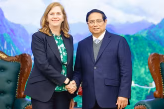 Thủ tướng Phạm Minh Chính và bà Lynn Maxwell, Tổng Giám đốc Thương mại toàn cầu của S&P Global Ratings. (Ảnh: TRẦN HẢI)