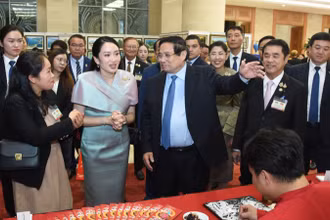 Thủ tướng Phạm Minh Chính cùng Thủ tướng Thái Lan Paetongtarn Shinawatra tham quan triển lãm các sản phẩm thủ công mỹ nghệ đặc sắc của Việt Nam. (Ảnh: TRẦN HẢI) 