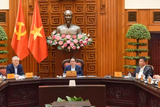 Thủ tướng Phạm Minh Chính chủ trì cuộc họp của Thường trực Chính phủ với các bộ, ngành, cơ quan, đơn vị liên quan (Ảnh: TRẦN HẢI). 