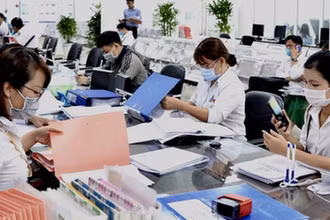 Thủ tướng Chính phủ chỉ đạo kịp thời bố trí kinh phí chi trả chế độ cho cán bộ, công chức, viên chức khi sắp xếp tổ chức bộ máy. (Ảnh: VGP)