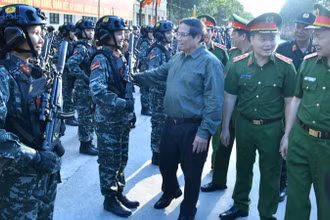 Thủ tướng Phạm Minh Chính thăm hỏi, động viên các lực lượng Công an nhân dân tham gia hợp luyện phục vụ Lễ diễu binh, diễu hành kỷ niệm 50 năm Giải phóng miền nam, thống nhất đất nước (Ảnh: THANH GIANG). 