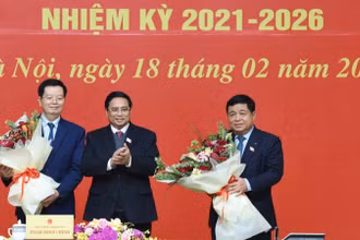 Thủ tướng Phạm Minh Chính tặng hoa chúc mừng 2 Phó Thủ tướng Chính phủ Nguyễn Chí Dũng và Mai Văn Chính vừa được phê chuẩn bổ nhiệm. (Ảnh: TRẦN HẢI)