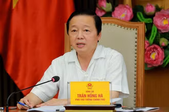 Phó Thủ tướng Trần Hồng Hà phát biểu ý kiến tại cuộc làm việc với Bộ Y tế, một số bộ, ngành, địa phương về mua sắm vaccine trong Chương trình tiêm chủng mở rộng. (Ảnh: VGP). 