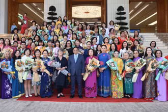 Thủ tướng Phạm Minh Chính và các đại biểu Hội nghị Mạng lưới các nhà khoa học nữ và kỹ sư nữ khu vực châu Á-Thái Bình Dương APNN 2024. (Ảnh: TRẦN HẢI)